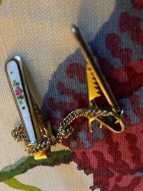 (BB2)Vintage Mid Century Gold Tone Floral Enamel Sweater Clip Set with Chain